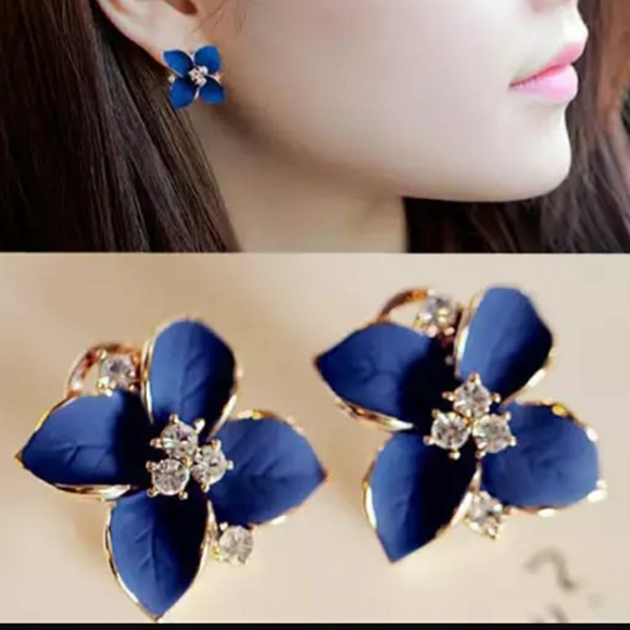 Gold tone Royal Blue Flower earrings ear ring - Picture 5 of 7